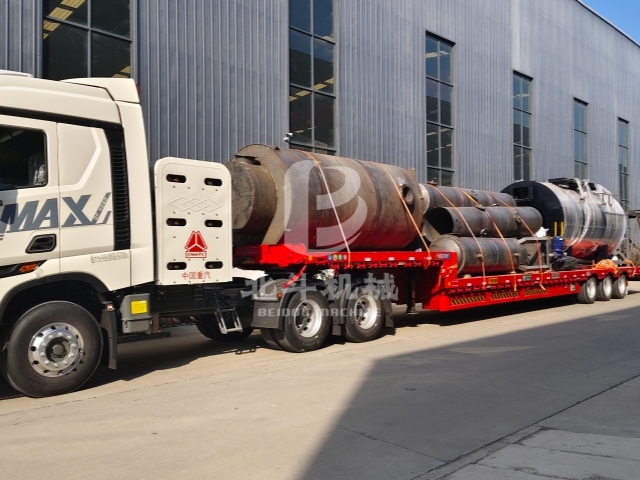 車間忙交付,高性能大型炭化爐裝車進(jìn)行中